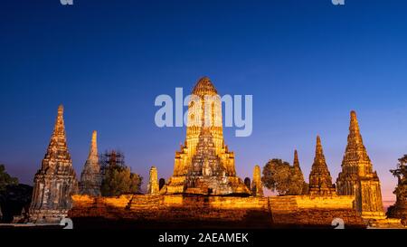 Schöne Watthanaram Tempel in Twilight Time ist ein historischer Ort und eine der wichtigsten Sehenswürdigkeiten in Ayutthaya, Thailand Stockfoto