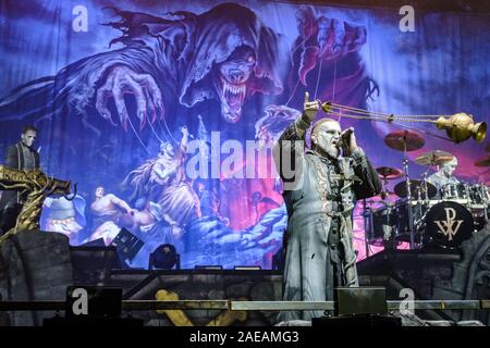 Bern, Schweiz. 07 Dez, 2019. Die Deutsche power metal band Powerwolf führt ein Live Konzert in der Festhalle in Bern. Hier Sänger Attila Dorn ist live auf der Bühne gesehen. (Foto: Gonzales Foto/Tilman Jentzsch/Alamy Live News). Stockfoto