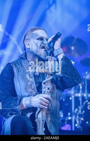 Bern, Schweiz. 07 Dez, 2019. Die Deutsche power metal band Powerwolf führt ein Live Konzert in der Festhalle in Bern. Hier Sänger Attila Dorn ist live auf der Bühne gesehen. (Foto: Gonzales Foto/Tilman Jentzsch/Alamy Live News). Stockfoto