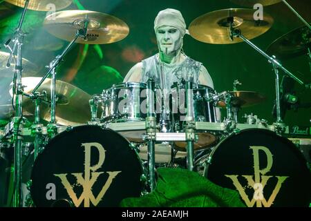 Bern, Schweiz. 07 Dez, 2019. Die Deutsche power metal band Powerwolf führt ein Live Konzert in der Festhalle in Bern. Hier Schlagzeuger Roel van Helden gesehen wird live auf der Bühne. (Foto: Gonzales Foto/Tilman Jentzsch/Alamy Live News). Stockfoto