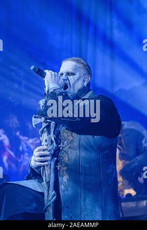 Bern, Schweiz. 07 Dez, 2019. Die Deutsche power metal band Powerwolf führt ein Live Konzert in der Festhalle in Bern. Hier Sänger Attila Dorn ist live auf der Bühne gesehen. (Foto: Gonzales Foto/Tilman Jentzsch/Alamy Live News). Stockfoto