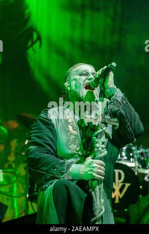 Bern, Schweiz. 07 Dez, 2019. Die Deutsche power metal band Powerwolf führt ein Live Konzert in der Festhalle in Bern. Hier Sänger Attila Dorn ist live auf der Bühne gesehen. (Foto: Gonzales Foto/Tilman Jentzsch/Alamy Live News). Stockfoto