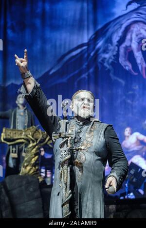 Bern, Schweiz. 07 Dez, 2019. Die Deutsche power metal band Powerwolf führt ein Live Konzert in der Festhalle in Bern. Hier Sänger Attila Dorn ist live auf der Bühne gesehen. (Foto: Gonzales Foto/Tilman Jentzsch/Alamy Live News). Stockfoto