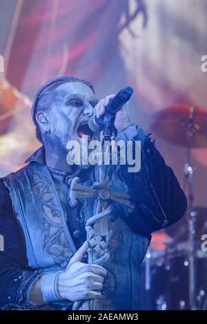 Bern, Schweiz. 07 Dez, 2019. Die Deutsche power metal band Powerwolf führt ein Live Konzert in der Festhalle in Bern. Hier Sänger Attila Dorn ist live auf der Bühne gesehen. (Foto: Gonzales Foto/Tilman Jentzsch/Alamy Live News). Stockfoto
