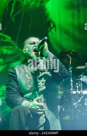 Bern, Schweiz. 07 Dez, 2019. Die Deutsche power metal band Powerwolf führt ein Live Konzert in der Festhalle in Bern. Hier Sänger Attila Dorn ist live auf der Bühne gesehen. (Foto: Gonzales Foto/Tilman Jentzsch/Alamy Live News). Stockfoto