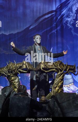 Bern, Schweiz. 07 Dez, 2019. Die Deutsche power metal band Powerwolf führt ein Live Konzert in der Festhalle in Bern. Hier Musiker Christian Jost ist live auf der Bühne gesehen. (Foto: Gonzales Foto/Tilman Jentzsch/Alamy Live News). Stockfoto