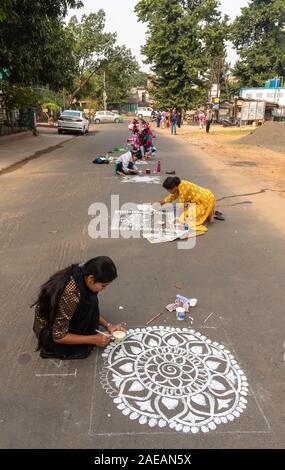 Durgapur, Westbengalen/Indien - Dezember 08,2019. Ein nicht identifiziertes indische Frau Teilnehmen an einer Straße Alpona/Kunst Wettbewerb. Stockfoto