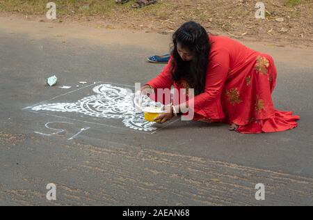 Durgapur, Westbengalen/Indien - Dezember 08,2019. Ein nicht identifiziertes indische Frau Teilnehmen an einer Straße Alpona/Kunst Wettbewerb. Stockfoto