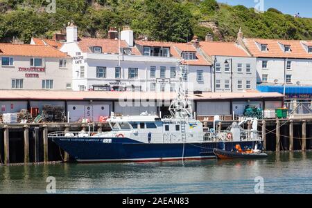 Fischerei Patrouillenboot, North Eastern Guardian III wird dargestellt, in der Küstenstadt Whitby in Yorkshire, Nordengland. Stockfoto