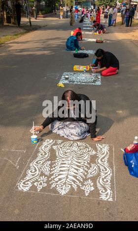 Durgapur, Westbengalen/Indien - Dezember 08,2019. Ein nicht identifiziertes indische Frau Teilnehmen an einer Straße Alpona/Kunst Wettbewerb. Stockfoto