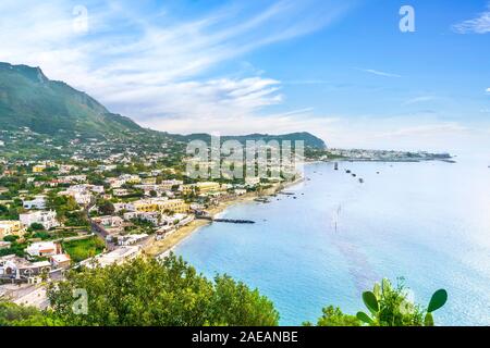 Insel Ischia und Forio Strand Küste Panorama. Kampanien, Italien. Europa. Stockfoto