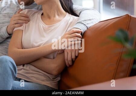 Close up Paar schöne umarmen und halten sich an den Händen. Stockfoto