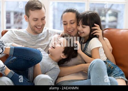 Glückliche Mutter und Vater umarmt genießen und Spaß haben. Stockfoto