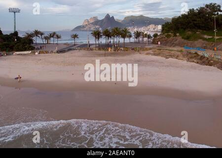 Teufel Strand Arpoador rock mit Ipanema Beach und die beiden Brüder Berg in Rio de Janeiro im Hintergrund Stockfoto