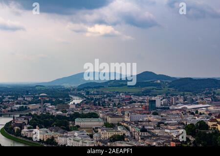 Salzburg, Wien, von oben mit dem Schloss Mirabell und die Salzach gesehen Stockfoto