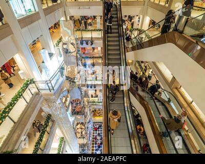 Das Innere von Selfridges während der Festtage, Oxford Street, London Stockfoto