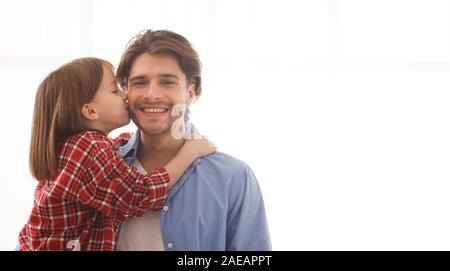 Adorable kleine Mädchen küssen ihre glücklichen Vater Stockfoto