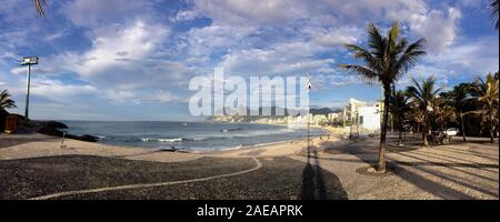 Breites Panorama zeigt den Sonnenaufgang über den Strand von Ipanema in Rio de Janeiro mit dem Arpoador Boulevard im Vordergrund und die beiden Brüder Berg Stockfoto