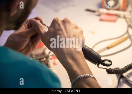 Präzise Arbeit eines Meisters Juwelier an der Maschine Stockfoto