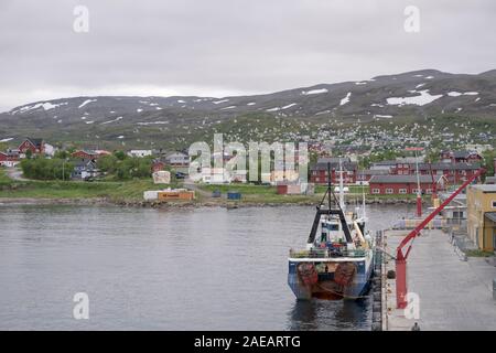 BATSFJORD, Norwegen - 04. Juli 2019: große Herde von Möwen fliegen auf Schiff am Kai von Hafen auf Barentssee festgemacht, im Hintergrund die Hügel mit einigen Sommer Stockfoto