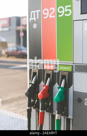 Moderne Zapfsäulen an Tankstellen Tankstelle für Autos Stockfoto