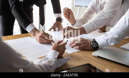 Diverse Geschäftsleute, die finanziellen Unterlagen im Büro briefing diskutieren Stockfoto