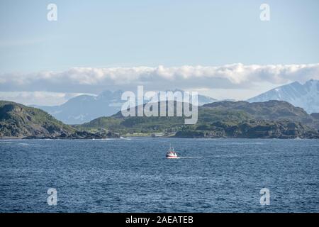 Polarkreis Fjordlandschaft mit traditionellen kleinen Fischerboot Segeln nahe der nördlichen Küste, unter hellen Sommer Sonne Licht schoss auf Andenes Insel Stockfoto