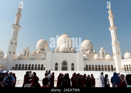 Sheikh Zayed Moschee, Abu Dhabi, Vereinigte Arabische Emirate, 02. Dezember 2019, den Blick auf die Moschee, gibt viele Besucher und Touristen besuchen die Moschee ev Stockfoto