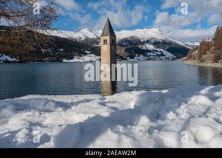 Reschen, Italien - 7. Dezember: See von Reschen Stockfoto