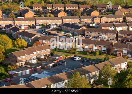 Luftaufnahme von Red brick House Estate in England, Großbritannien. Stockfoto