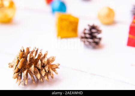 Vintage Christbaumkugel Weihnachtsfeier auf Holz Tisch Hintergrund Konzept für Clock countdown Dekoration auf leere rustikalen Schreibtisch mit Schnee, fröhlich Ch Stockfoto