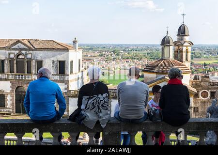 Eine Gruppe von Freunden auf das Panorama von Monselice Stockfoto