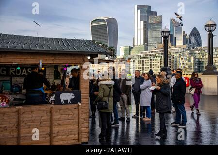 London, Weihnachtsmarkt auf der Themse, in der Nähe der Tower Bridge, Weihnachten durch den Fluss, Ufer Promenade, Großbritannien Stockfoto