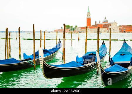 Gondeln auf traditionelle Pier mit hölzernen Säulen, auf Venedig Canal Stockfoto