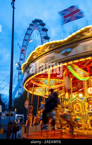 London, Weihnachtsmarkt auf der Themse, Winter Festival im Southbank Centre, London Eye Riesenrad, Fluss Promenade, Stockfoto