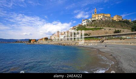 Strand von Cervo, über die barocke Kirche Chiesa San Giovanni Battista, Cervo, Provinz Imperia, Riviera di Ponente, Ligurien, Italien Stockfoto