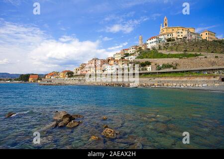 Strand von Cervo, über die barocke Kirche Chiesa San Giovanni Battista, Cervo, Provinz Imperia, Riviera di Ponente, Ligurien, Italien Stockfoto