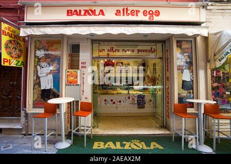 Pizzeria in der Altstadt von San Remo, Riviera di Ponente, Ferienwohnungen Ligurien, Ferienhäuser Ligurien, Ferienwohnung Ligurien, Italien | Pizzeria in der Altstadt von San Remo, Riviera di Ponente, Ligurien, Italien Stockfoto