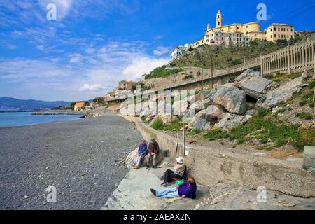 Die Leute am Strand, über die barocke Kirche Chiesa San Giovanni Battista, Cervo, Provinz Imperia, Riviera di Ponente, Ligurien, Italien Stockfoto