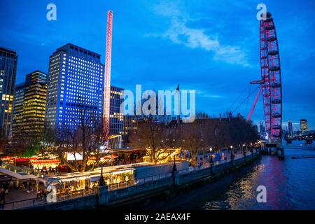 London, Weihnachtsmarkt auf der Themse, Winter Festival im Southbank Centre, London Eye Riesenrad, Fluss Promenade, Stockfoto