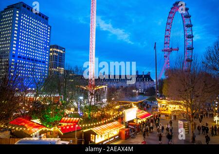 London, Weihnachtsmarkt auf der Themse, Winter Festival im Southbank Centre, London Eye Riesenrad, Fluss Promenade, Stockfoto