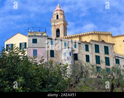 Glockenturm der barocken Kirche Chiesa San Giovanni Battista, Cervo, Provinz Imperia, Riviera di Ponente, Ligurien, Italien Stockfoto