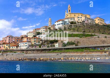 Strand von Cervo, über die barocke Kirche Chiesa San Giovanni Battista, Cervo, Provinz Imperia, Riviera di Ponente, Ligurien, Italien Stockfoto