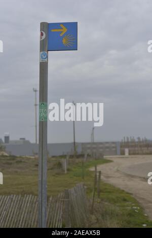 Camino de Santiago Schild weg, in Portugal, an der Küste. Stockfoto