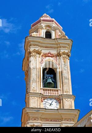 Glockenturm der barocken Kirche Chiesa San Giovanni Battista, Cervo, Provinz Imperia, Riviera di Ponente, Ligurien, Italien Stockfoto