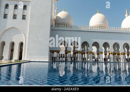 Sheikh Zayed Moschee, Abu Dhabi, Vereinigte Arabische Emirate, 02. Dezember 2019, den Blick auf die Moschee, gibt viele Besucher und Touristen besuchen die Moschee ev Stockfoto