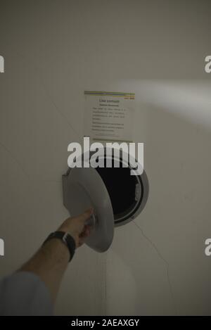 Sammlung von Abfällen in einem modernen Gebäude. Jede Etage hat ihre eigenen Abfälle an, und es wird dann in einer öffentlichen Sammlung System geleitet. Stockfoto