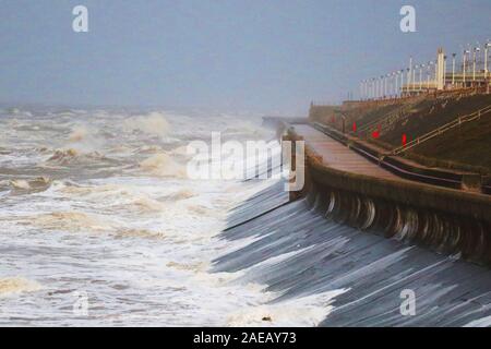 Blackpool, Großbritannien. 08 Dez, 2019. UK Wetter; nass und sehr windigen Start in den Tag in Blackpool als Met Office Prognose schwerer Stürme die Küste zu Teig als Sturm Atiyah bringt Chaos an den westlichen Ufern des Vereinigten Königreichs. Kredit; MediaWorldImages/AlamyLiveNews Credit: MediaWorldImages/Alamy leben Nachrichten Stockfoto