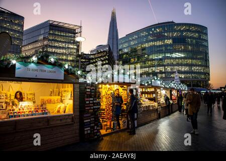 London, Weihnachtsmarkt auf der Themse, in der Nähe der Tower Bridge, Weihnachten durch den Fluss, Ufer Promenade, Großbritannien Stockfoto
