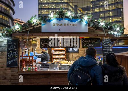 London, Weihnachtsmarkt auf der Themse, in der Nähe der Tower Bridge, Weihnachten durch den Fluss, Ufer Promenade, Großbritannien Stockfoto